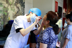 医护人员为市平易近供给免费的眼科和口腔